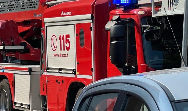 Veicolo in fiamme sulla SS336, traffico tornato alla normalità