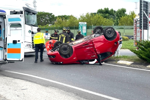 Auto si ribalta sulla rotonda per l’A9