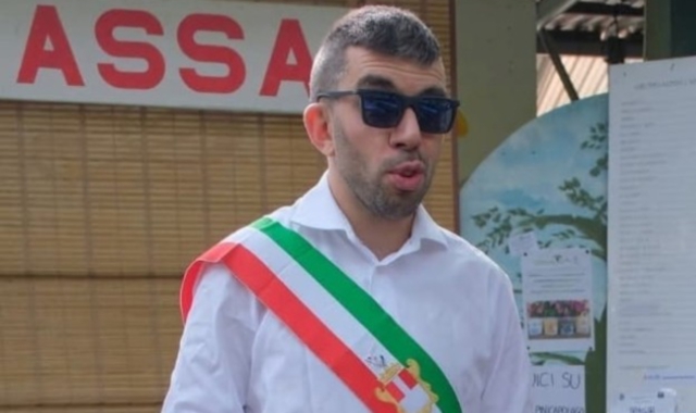 Il consigliere comunale Alessandro Pepe in fascia tricolore