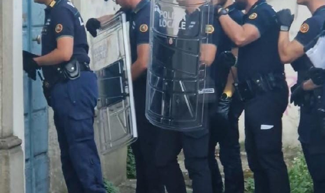 L’ingresso della Polizia locale nell’edificio dismesso