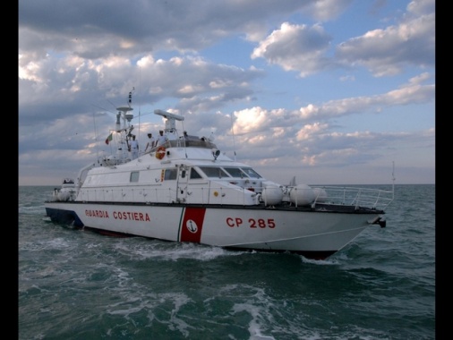 Migranti si tuffano in mare per raggiungere nave, tre dispersi