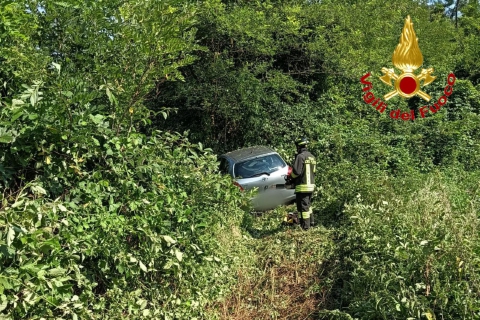Esce di strada con l’auto e finisce nella boscaglia