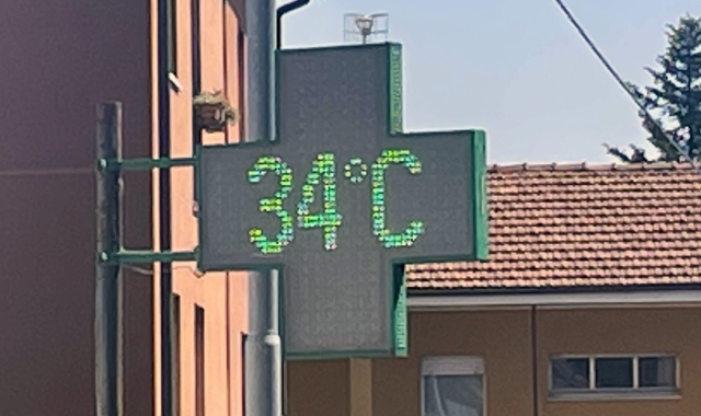 Il termometro di una farmacia a Varese nella giornata di venerdì (foto Blitz)