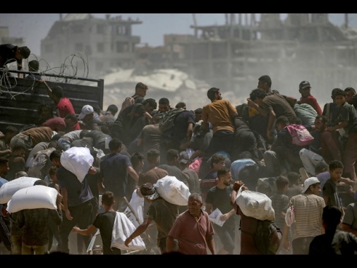 Media, 7 civili uccisi dall'Idf a gaza, 2 aspettavano aiuti