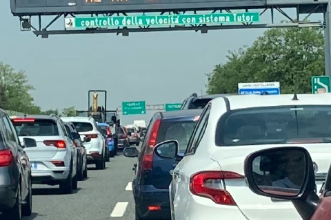Auto ribaltata sulla A8. Traffico bloccato