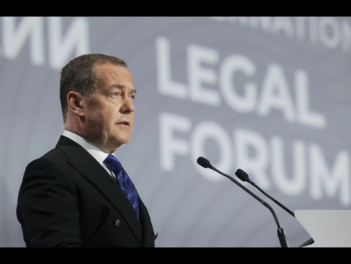 Medvedev, europei ostacolano tentativi di risolvere guerra