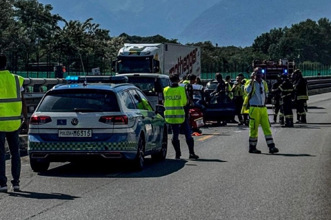 A folle velocità sull’A8. L’amica chiama il 112: «Salvateci»