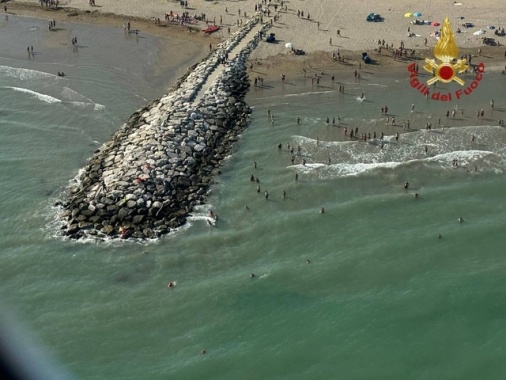 Trovato il corpo del bambino di 6 anni scomparso in mare