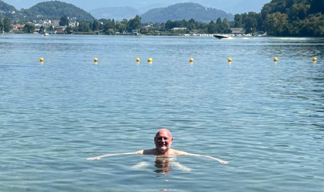 Il bagno di primo mattino del sindaco Mastromarino nel Ceresio