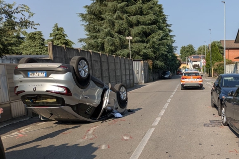 Caronno Pertusella: si ribalta con l’auto