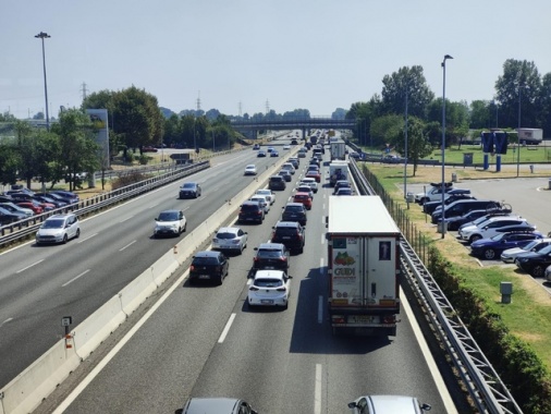 Riaperta l'Autosole dopo incendio cisterna