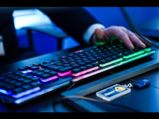 Hacker rubano passaporti in alberghi, in vendita online