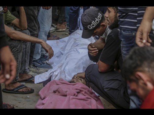 Salgono a 98 i morti a Gaza dall'alba di oggi