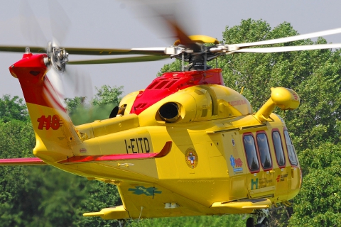 Cade da un muretto mentre taglia arbusti: grave 59enne