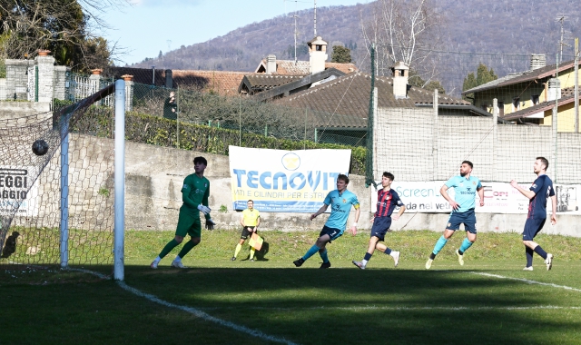 Il gol di Guarda in Verbano-Luino (2-0) nel marzo scorso (foto Domenico Ghiotto/BLITZ)