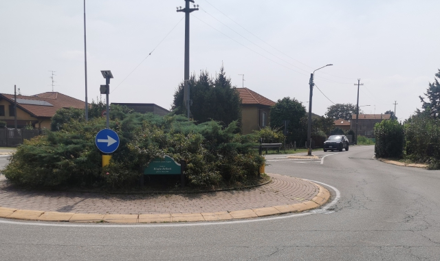 La rotonda sulla trafficata provinciale di Lonate Ceppino, arteria che viene usata in alternativa alla Varesina