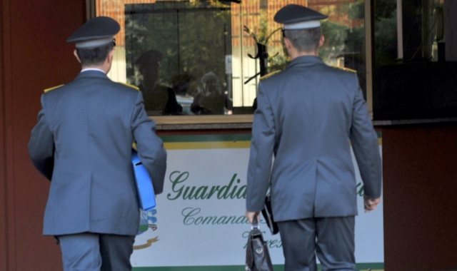 Ristorante con cuoco e cameriere in nero: titolare nei guai