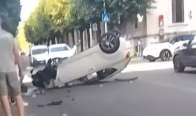 L’auto ribaltata all’incrocio con via Pisacane