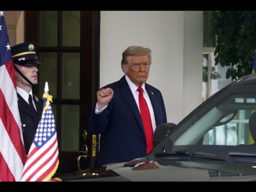 Trump, 'iniziati preparativi per incontro Putin-Zelensky'