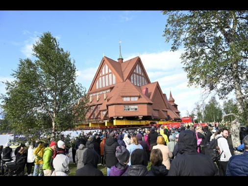 Chiesa storica spostata intera su strada per 5 km in Svezia
