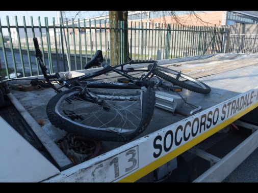 Muore 15enne investito in bici sulle strisce pedonali