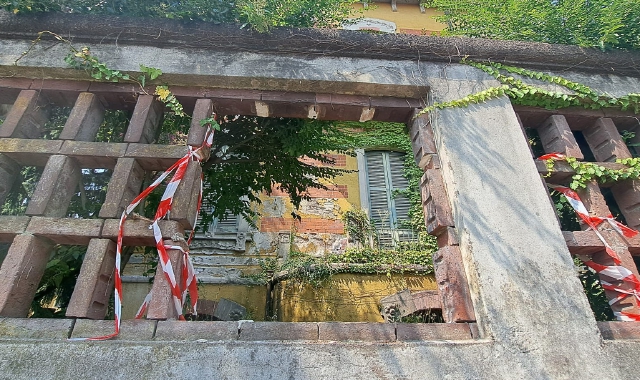 Il varco aperto nella cinta di Villa Bossi