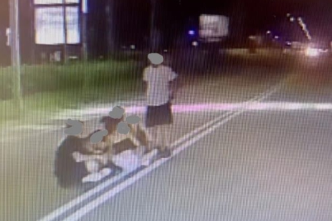 Ragazzi sdraiati di notte sul Sempione. Scioccante