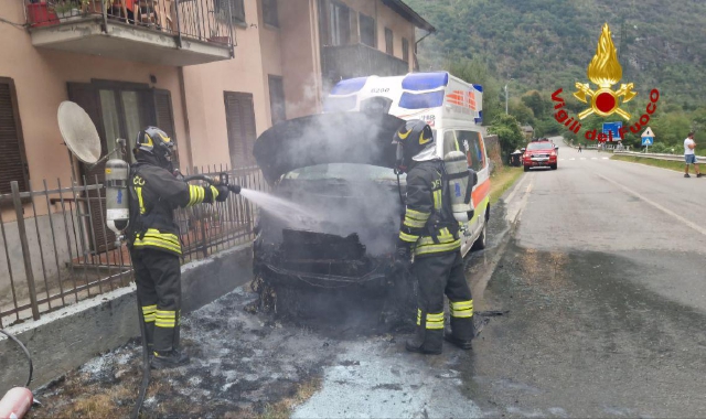 Fumo dal motore, ambulanza distrutta dalle fiamme