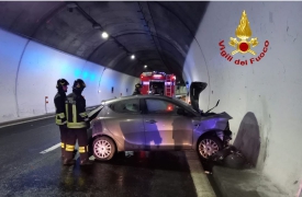 Sbanda in galleria e finisce di traverso con l’auto