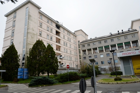 Precipita dal sesto piano dell’ospedale e muore