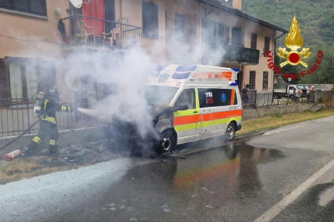 Ambulanza a fuoco e la valle resta senza mezzo di soccorso