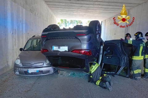 Auto si ribalta, conducente estratta dal bagagliaio