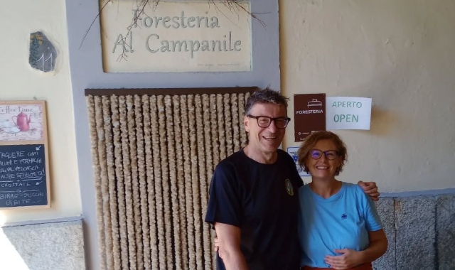 Il ministro Giorgetti a Monteviasco con Laura Xota (foto Foresteria Al Campanile Monteviasco/FACEBOOK)