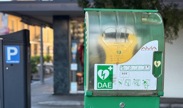 Un defibrillatore collocato in strada (foto archivio)