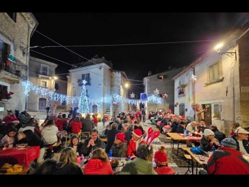 Freddo invernale, borgo abruzzese festeggia il 'Natale' d'estate