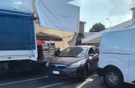 Irruzione con l’auto al mercato di Intra: 28enne ai domiciliari