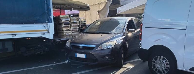 Irruzione con l’auto al mercato di Intra: 28enne ai domiciliari