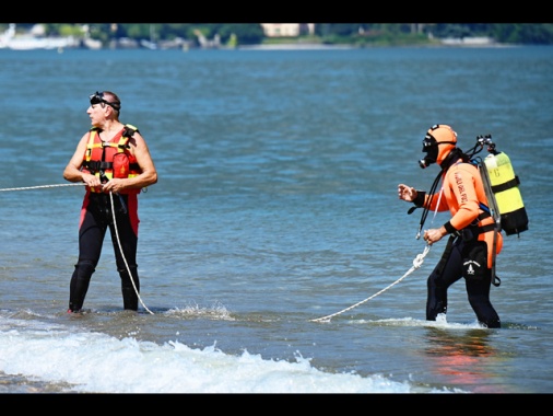 Salva figli caduti in acqua, uomo disperso nel lago di Como