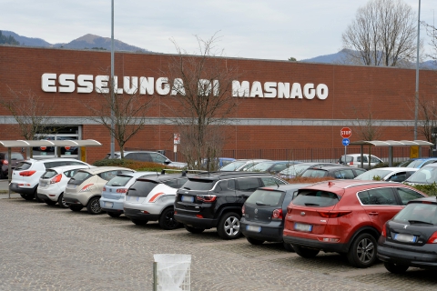 Ruba all'Esselunga di Masnago, preso con 40 cartucce