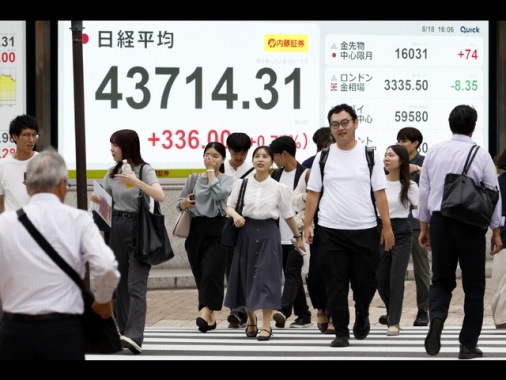 Borsa: Asia in calo, timori per indipendenza Fed