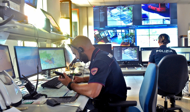 Varese, tormenta commessa del centro: manette