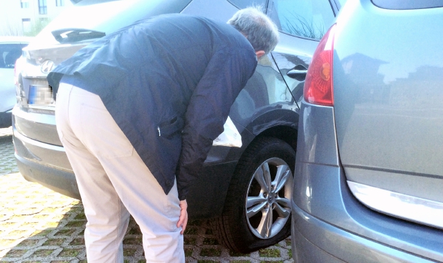 L’uomo si è accorto dello pneumatico tagliato risalendo in macchina (foto Archivio)