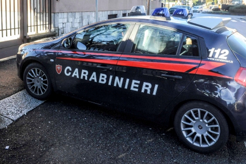 Corre scalzo sulla Sp 527. Poi picchia i carabinieri