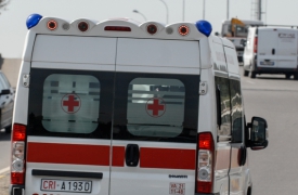 Nudo per strada, allarme nel Saronnese