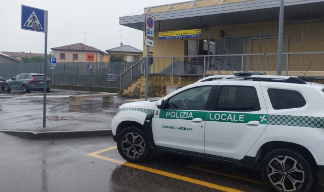 La polizia locale di Arcisate ha ospitato i due bambini fino all’arrivo dei genitori da Porto Ceresio