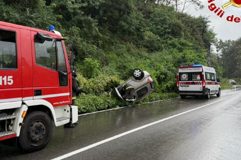 Si ribalta con l’auto a Luino: 44enne illeso