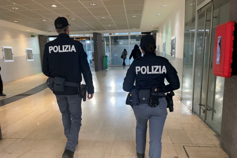 Trova zaino con 1.600 euro e lo consegna alla Polizia