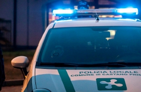 Spargono i rifiuti in strada, baby vandali scoperti dalle telecamere