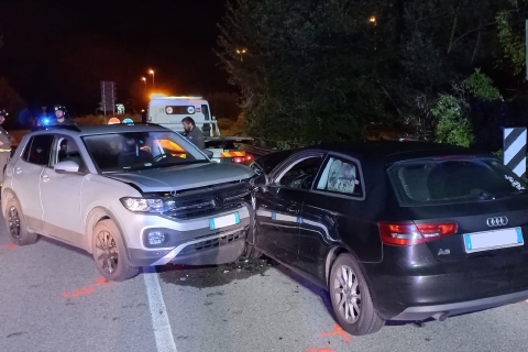 Frontale tra due auto, ferite quattro persone