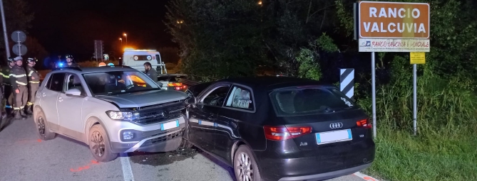 Frontale tra due auto, ferite quattro persone